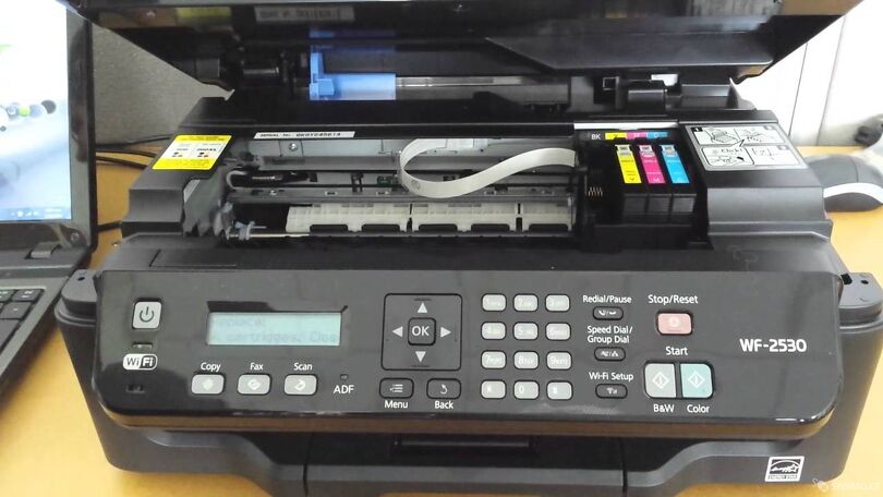 Výměna náplní v inkoustové tiskárně.